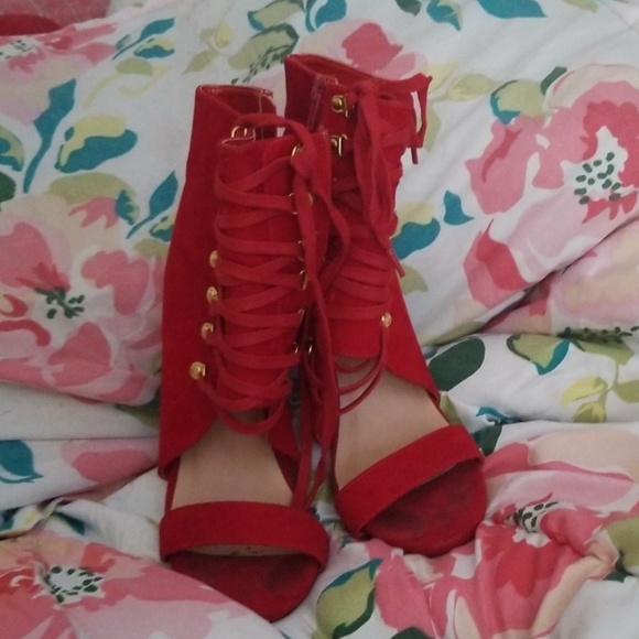 Red shoes - Picture 2 of 2